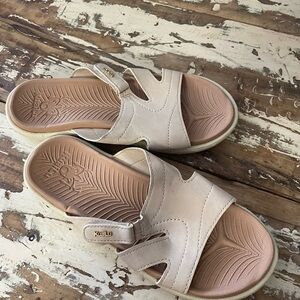 Cream Sandals with Textured Strap and Cushioned Sole